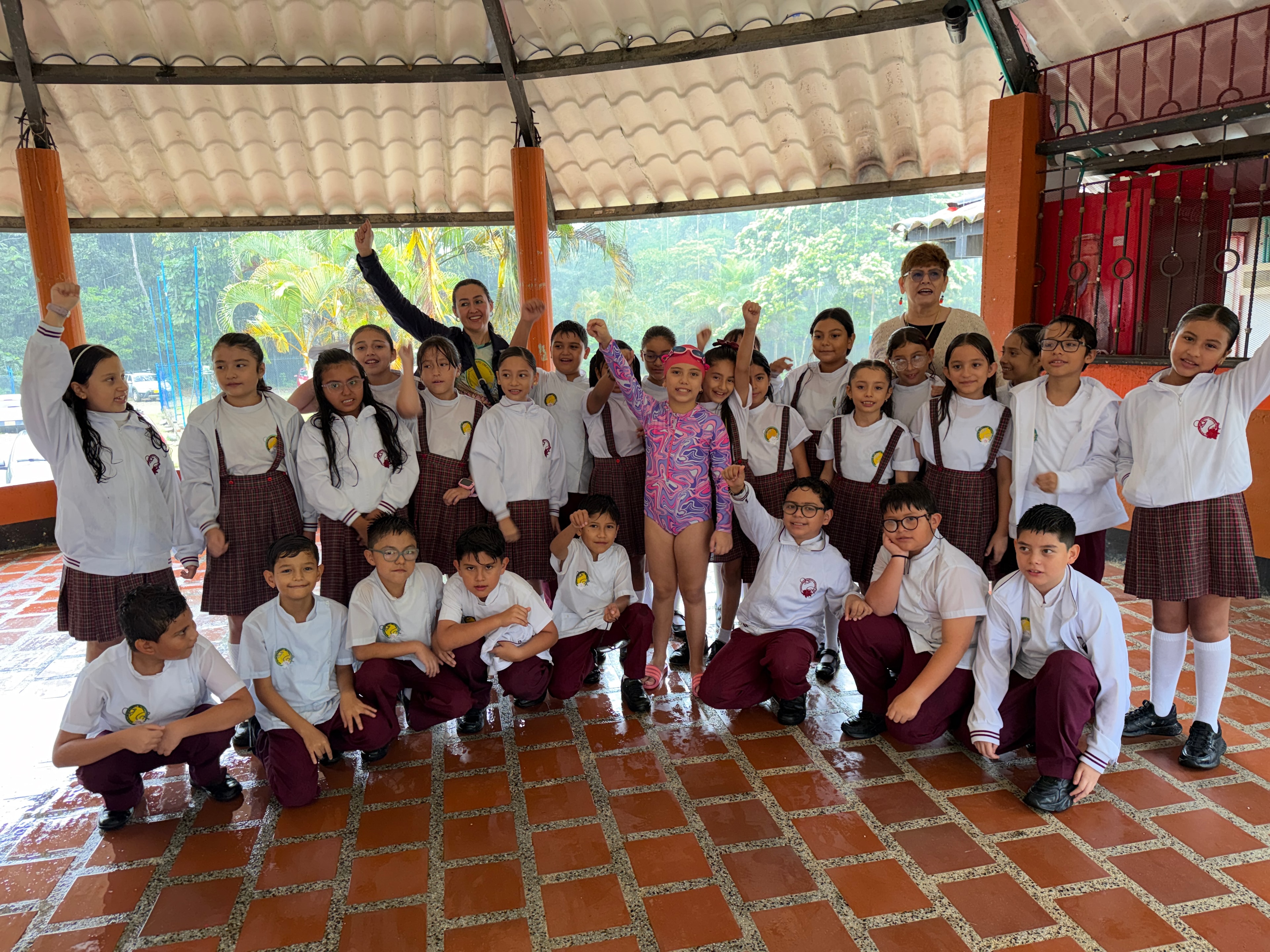Salomé celebrando con sus compañeros
