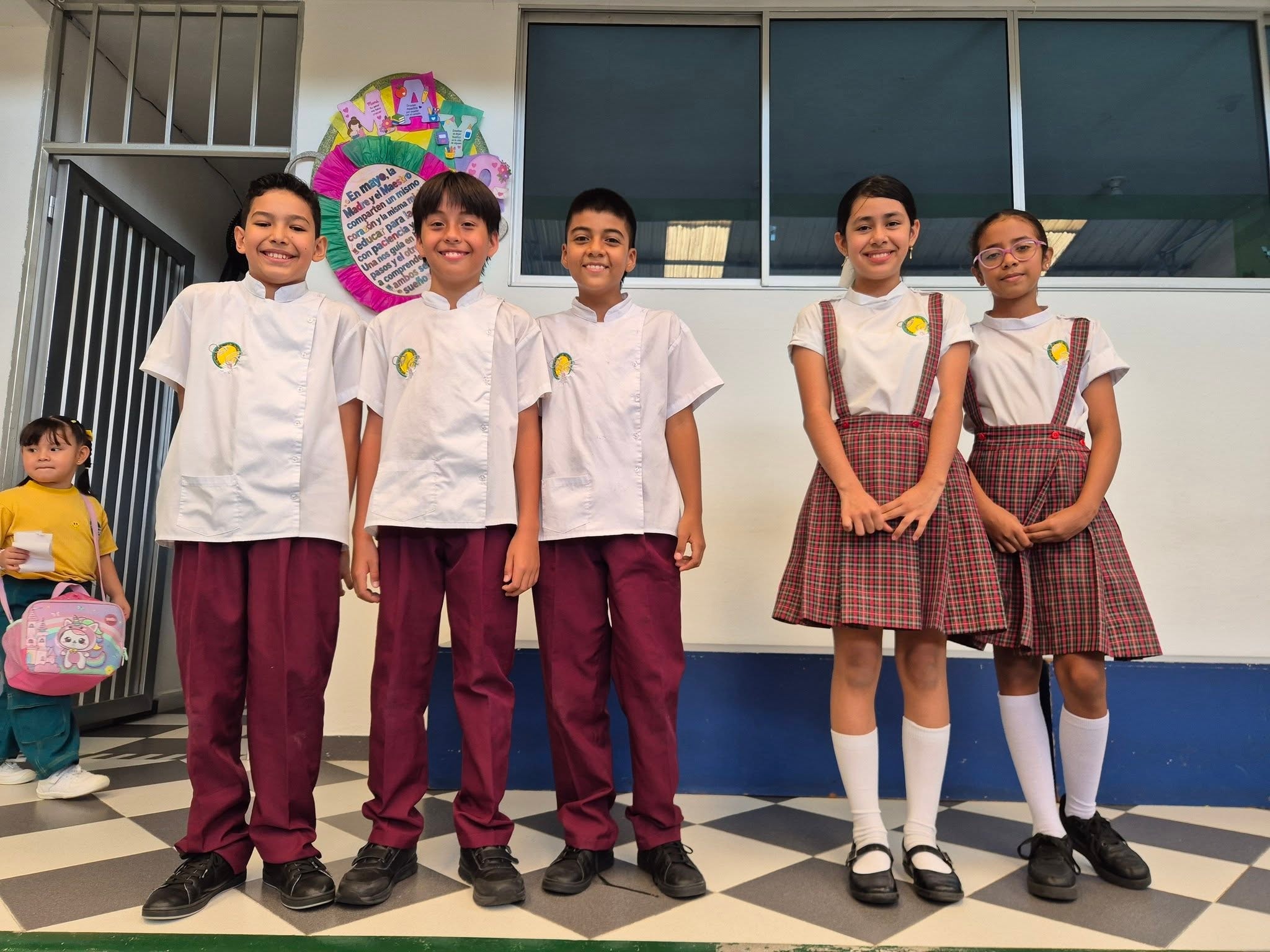 Docentes y estudiantes en proyecto de investigación